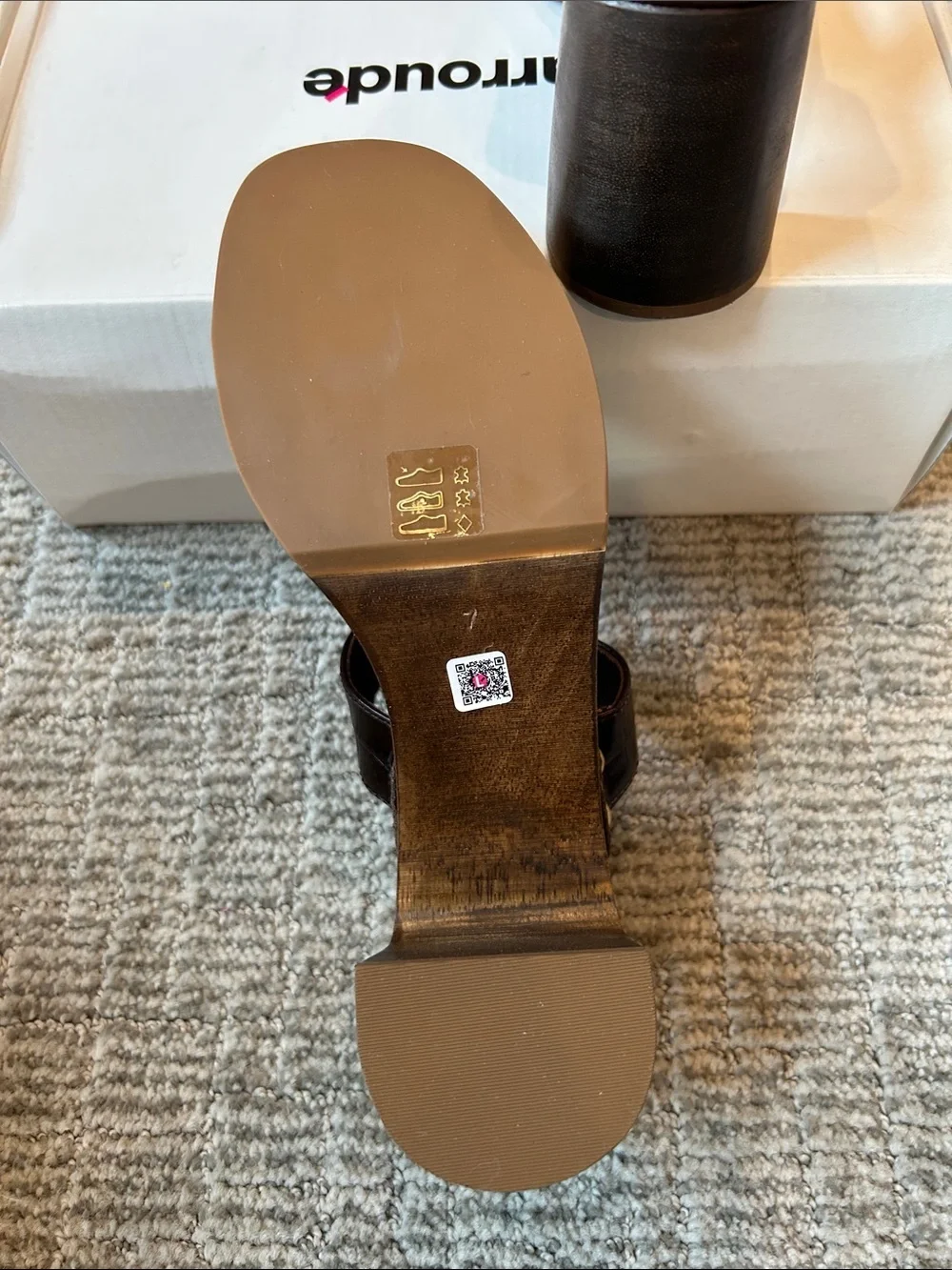 LARROUDÉ X KENNETH COLE: SANDAL DARK OAK CROCO LEATHER 7